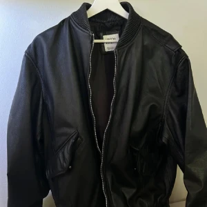 Skinn Bomberjacka Äkta Zara  - Köpte från plick men tyvärr inte lika stor som jag vill ha den, nästan helt ny grön Zara i en herr medium! Snygg oversized skinnjacka i äkta skinn 💫 