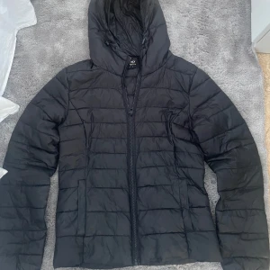 Dun jacka  - en jättefin dunjacka från only, en liten del av fickan är sönder och därav sänks priset men går att använda helt perfekt. Pris går att diskutera🤍