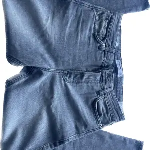 Riktigt fräscha Jack&Jones jeans.  Storlek W29 L30 Passform Loose/Charis  Använda 1 gång. 