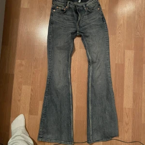 Lågmidjade bootcut jeans - Snygga jeans från weekday 
