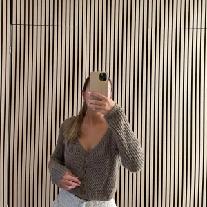 Brun stickad tröja  - Säljer min fina bruna stickade tröja/kofta, från Asos 🤍 Storlek: 36 (xs-s) 