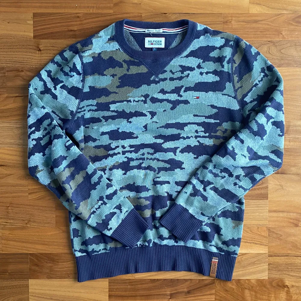 Tjocktröja från Tommy Hilfiger Camouflage mönster  Storlek S, knappt använd, inga synliga defekter.. Tröjor & Koftor.