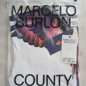 Marcelo Burlon County Of Milan: Retail 3000kr🍪📦 Mitt pris 1500kr🍇🍒 Storlek L☆🍓🫐 Äkta 100%: