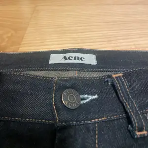 Ett par riktigt feta acne jeans. Mycket bra skick. Storlek 32/32 Skriv i DM om intresserad eller har frågor. Kan även skicka fler bilder samt mått. Pris kan diskuteras