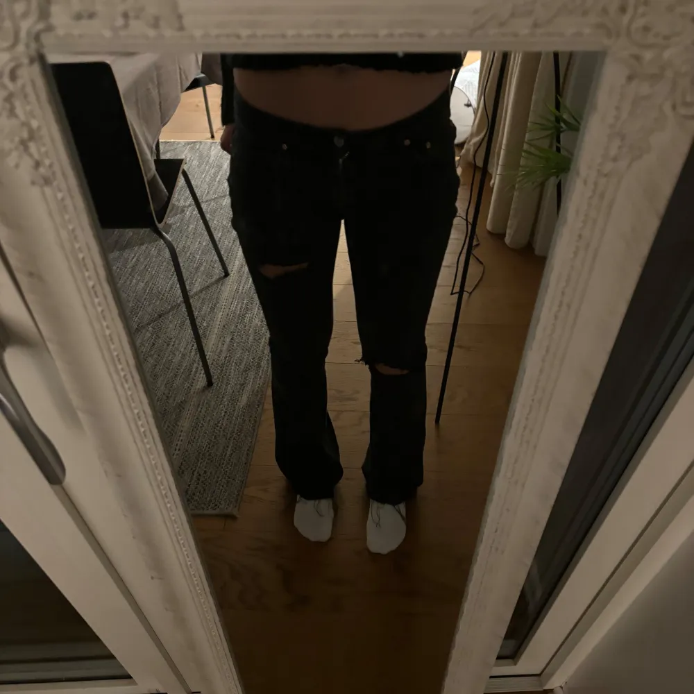 Jättefina lågmidjade svarta bootcut jeans. Fina hål!💕 . Jeans & Byxor.