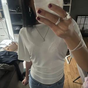 Vit t-shirt - Säljer min jätte fina tröja från hm då den inte kommer till användning🩷 Har sytt in vid midjan själv, pris kan diskuteras 