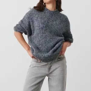 Grå chunky stickad tröja från Gina Tricot - Storlek M, oversized men passar en S och L också beroende på hur man vill att den ska sitta 🙌🏼 Knappt använd så i väldigt bra skick ☀️  Nypris 499kr