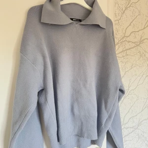 Tröja med krage - En jätte fin och mysig tröja med krage Tröjan är i XL men liten i storlek så passar som S.