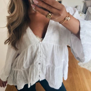 Blus  - Säljer denna supersöta blus i linnematerial från Zara med tre kvartsarmar och volangdetaljer! Sparsamt använd så den är i toppenskick🤍