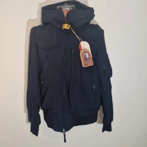 Parajumper höstjacka - En vind tät jacka perfekt för hösten, tyvärr för liten för mig. Aldrig använt den!