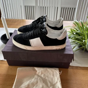 Valentino flycrew  - Halloj! Säljer ett par fina valentino flycrew i storlek 42. Tyvärr är boxen lite skadad. Allt og finns med! Hör av er vid intresse eller för frågor.