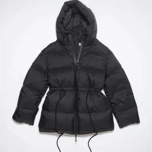 Acne puffer jacket  - En vinterjacka jacka från acne i storlek 32 men sitter som en 34. Den är väldigt en oversized och jag är 172 och den sitter bra på mig. Den är köpt förra året så den är i väldigt fint skick men är slutsåld på hemsidan.