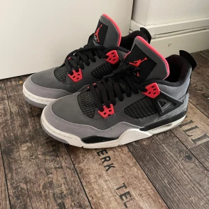 Jordan 4 retro infrared  - Köpta på Nike sneakers app. Orderbekräftelse och box finns. Cond 9/10. Nya kostar cirka 4.000-6.000 kr