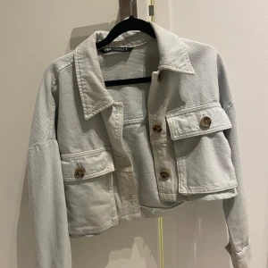 Ljusblå jeansjacka från zara - Fin ljusblå jacka från zara i storlek S💞den är croppad så den är kort, den har lite sminkfläckar men jag har inte testat tvättat så de borde gå bort☺️