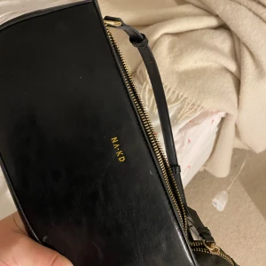 Handväska - Svart handväska från NA-KD