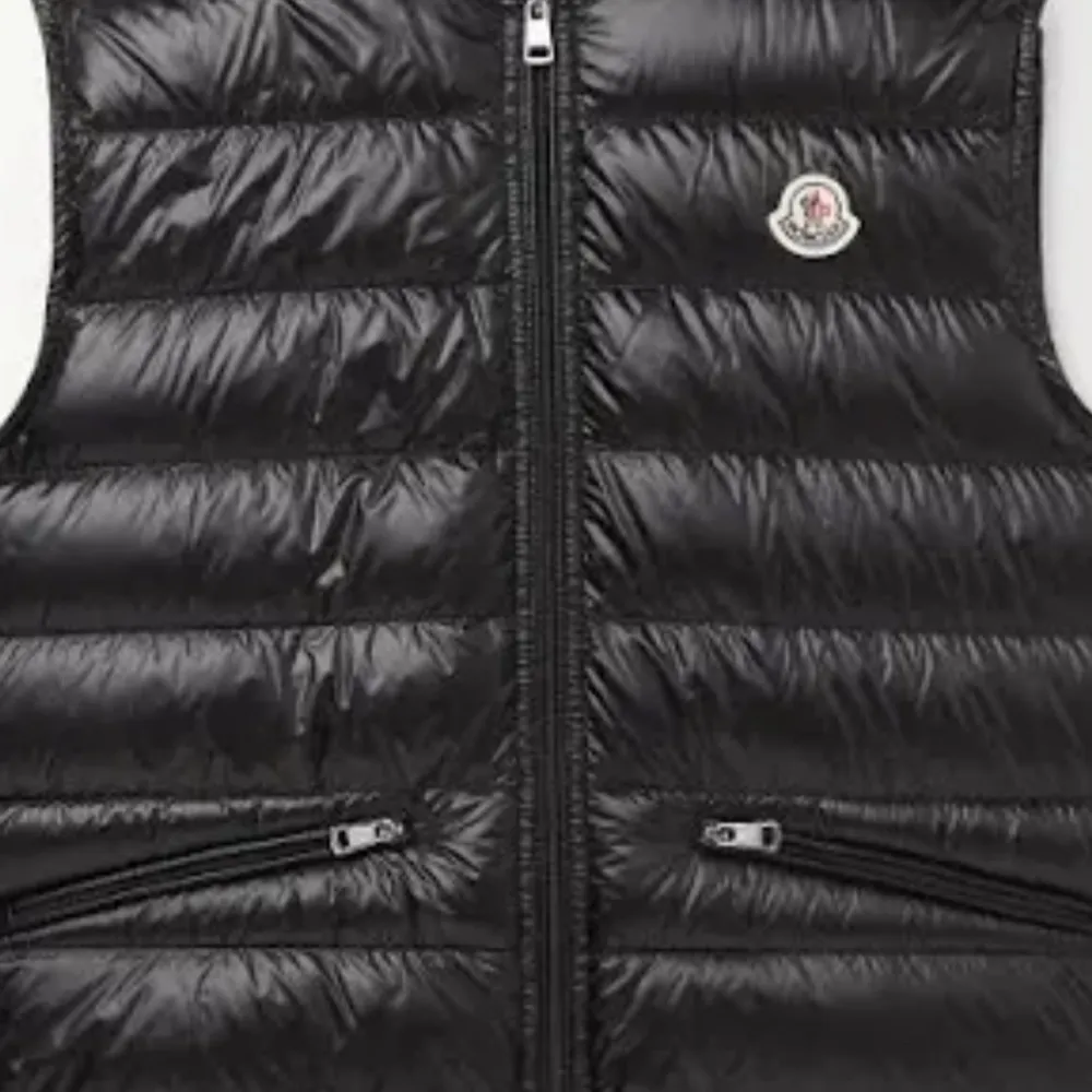 Äkta Moncler väst, fresh, storlek S ( är 175, väger 55kg). Jackor.