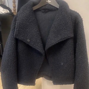 Gina teddy kappa - säljer denna fina och eftertraktade kappa från gina❣️ i super fin marinblå perfekt till hösten//