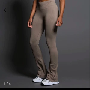 Tights  - Jätte sköna och fina Flare tights från lager 157 som tyvärr inte kommer till användning då de blivit förstora🤗använda fåtal gånger och är som nya🥰