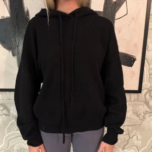 Stickad hoodie från Lindex  - Så snygg och populär tröja från Lindex, använd men fint skick 