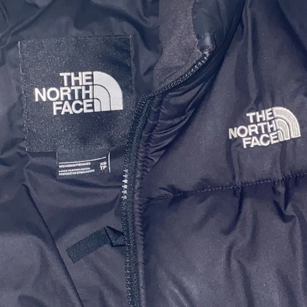 Superfin vinterjacka från north face. Jätte skön och varm!! Modellen heter ”Women's Saikuru Jacket” och kostar 2699 ny. Skriv för fler bilder så löser jag det💗pris går att diskutera🥰  . Jackor.