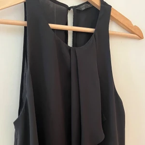 Zara Linne🖤 - Säljer denna fina volang topp från zara i nyskick🖤 Köpt på sellpy för ca 150 kr & har aldrig används sen dess🫶🏼