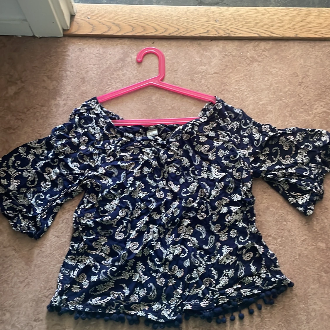 Blå blouses blommig 