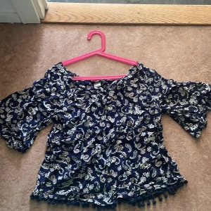 Blå blouses blommig  - 2 gånger använt,inga hål ny