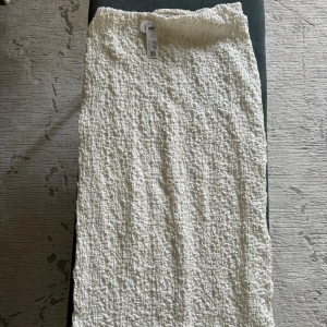 Lindex kjol - Oanvänd kjol från Lindex till salu! Prislappen sitter fortfarande kvar. Storlek S. Säljes på grund av fel storlek. Perfekt skick.