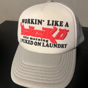 Sicko Laundry Keps - Sicko laundry keps Knappt använd  Inga fläckar och rökfri  