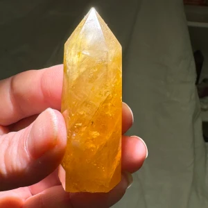 Kristall torn i golden healer  - Vackert torn i golden healer. Ca 6cm Pyyyytte litet nagg i toppen (syns om man granskar från ett håll) Nypris runt 200:- Alla mina kristaller är köpta av väletablerade svenska säljare (inget kina skit!)