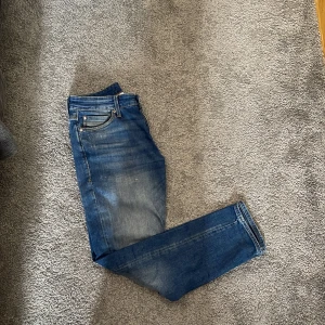 Jack & Jones Jeans - Tja! Säljer dessa par Jack And Jones Jeans eftersom det inte kommer till användning längre. Om du är intresserad, skriv i dm! Storlek 30/30 Modell Mike/Comfort Fit Inga defekter!!