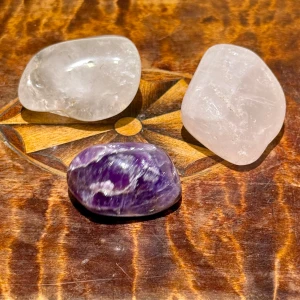 Paket med kristaller - 3 stycken större trumlade kristaller. Ametist, rosenkvarts och bergskristall. Nypris runt 150:-