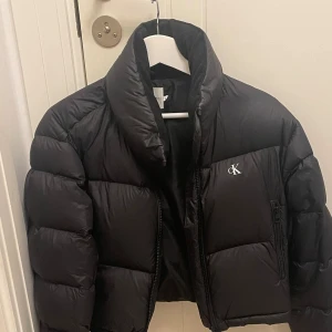 Calvin klein jacka croppad  - Superbra skick trots att den använts flertal gånger pris kan diskuteras vid snabb affär 