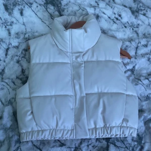 vit läder pufferväst - Jätte söt väst i lädermaterial köpte den i januari för insagram bilder hade inte på mig den efter det. I nytt skick väldigt varm passform är precis som hur S vanliga viss passar. Köpt för 400 säljer för 300 är öppen för pris sänkning💕