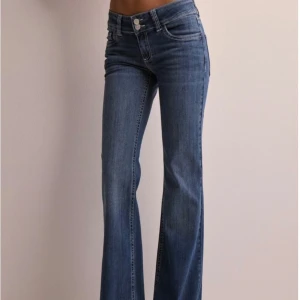 Lowwaist bootcut jeans med sydda fickor - Snygga och populära low waist bootcut jeans med stitch på fickorna från Nelly. De är bara använda en gång så är som nya, säljer de för att jag inte använder de. 💞 nypris 699kr