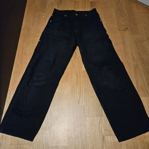 Svarta byxor från Sweet SKTBS - Säljer ett par svarta byxor från Sweet SKTBS i storlek XXS(passar barn). Byxorna har en loose passform och är perfekta för en avslappnad stil. De är tillverkade i ett mjukt material och har en klassisk design med fickor både fram och bak.