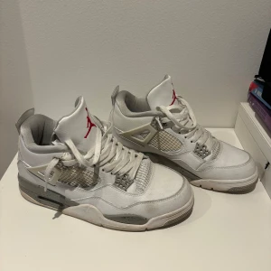 Jordan 4 Oreo - Säljer nu mina jordan 4 oreo! Helt ok skick går absolut att rengöra och få dem att se väldigt fräscha ut. Ta dem som dem är, inget og tyvärr.