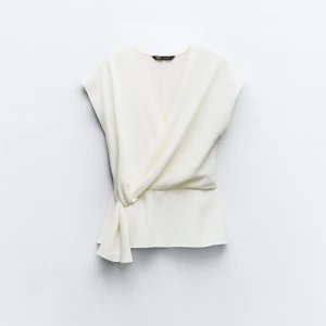 söt zara blus - köpte för 320kr och har bara haft på den en gång! säljer pga att den e för stor💕💕💕 har till och med lappen kvar på toppen! kommer lämna den tillbaka i affär på fredag så passa på!