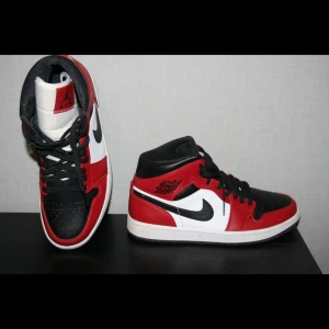 Jordan 1 Mid Chicago Black Toe - Resale går för 4000kr Köpta på footlocker Knappt använda och ser nya ut Kommer utan låda därav det låga priset 
