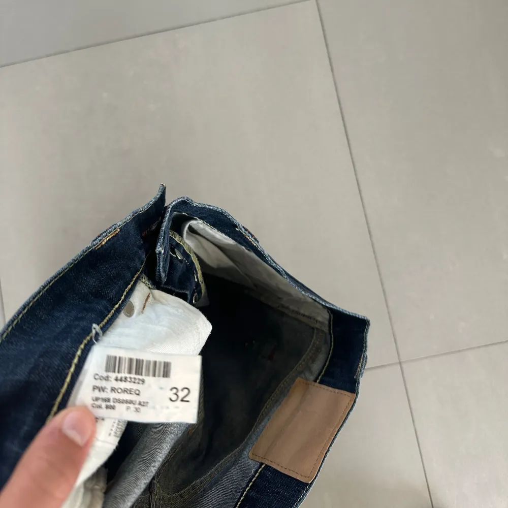 ett par riktigt najs dondup jeans, helt nya, strlk 32, modell slimfit , modellen är 177cm, väger 55! hör av er vid intresse!. Jeans & Byxor.