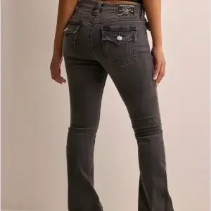 Säljer dessa jeans från True religion i storlek W25, passar mig som vanligtvis har 34/36 och är 169 cm lång. Dom är i modellen Becca, midwaist och bootcut. Endast använda en gång!🤍