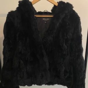 Pälsjacka - Lite trådar på insidan (se bild) annars fint skick 