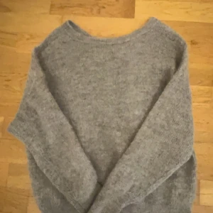 Stickadtröja - Jättebra skick , super snygg, jätte sköt material , original pris 600