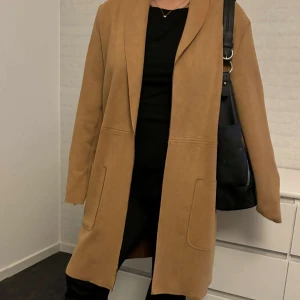 Brun mocka kappa från zara - Super fin mocka kappa, säljer då jag har en till, super fint skick och bra höst jacka!😊