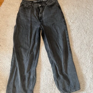 Gråa jeans  - Gråa jeans. Baggy. Ganska korta så passar bra på korta personer. 