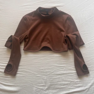 Långärmad tröja - Hål för tummarna (inte använd) slutar pricis under bröstet