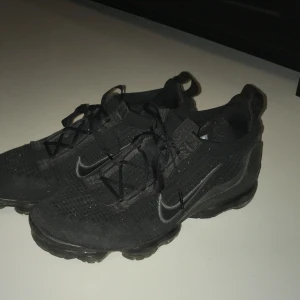 Vapormax - Storlek 43, inte använt många gånger, däremot gör ena skon ett gnisslande ljud, därav priset