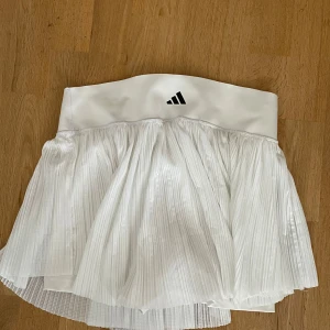Adidas tenniskjol - Knappt använd 