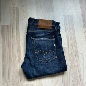 Replay Anbass Jeans - Storlek : Midja 30 och Längd 32 Skick: väldigt bra skick använt ett fåtal gånger men inga fel eller skador