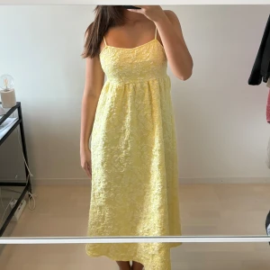 Sommarklänning - En gul söt sommarklänning från Monki, storlek 32 men passar som 34/XS 🩷